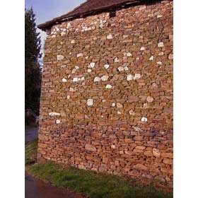 Muraille de gneiss roux  la tombe du jour