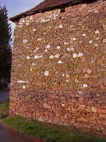 Muraille de gneiss roux  la tombe du jour