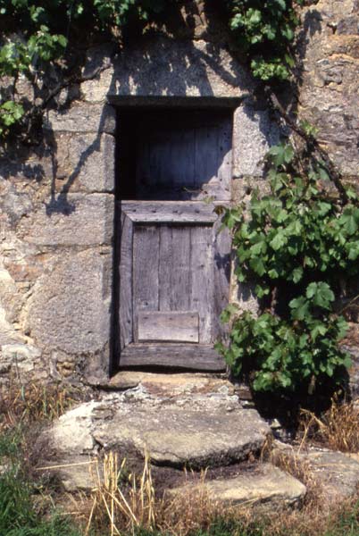 Encadrement de porte et seuil en pierre