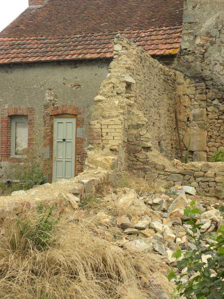 Tuf visible dans un mur partiellement croul